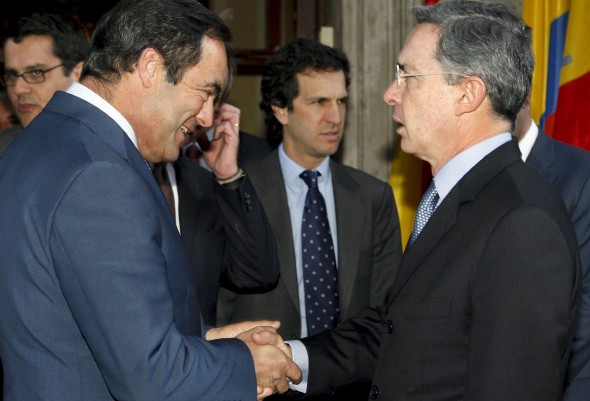 Álvaro Uribe saluda al presidente del Congreso de los Diputados, José Bono.EFE